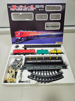Carregar imagem no visualizador da galeria, Tomy Super Rail Black locomotiva ED75 vermelha vagão box verde Ferrorama
